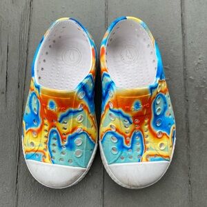 Native Jefferson Sugarlite Sneakers, rainbow tie dye, size 6